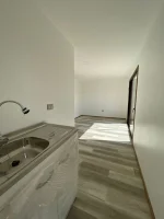 Cabaña Prefabricada Edison, 8x3m con Dormitorio y Baño Integrado - Imagen 3