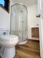 Cabaña Prefabricada Edison, 8x3m con Dormitorio y Baño Integrado - Imagen 5